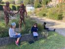 Les enfants créent dans la nature